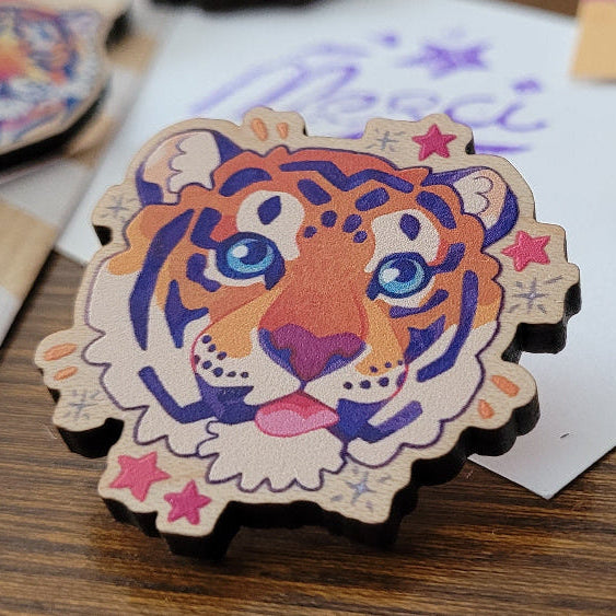 Tigre qui tire la langue- Pin's en Bois
