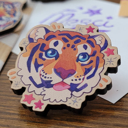 Tigre qui tire la langue- Pin's en Bois