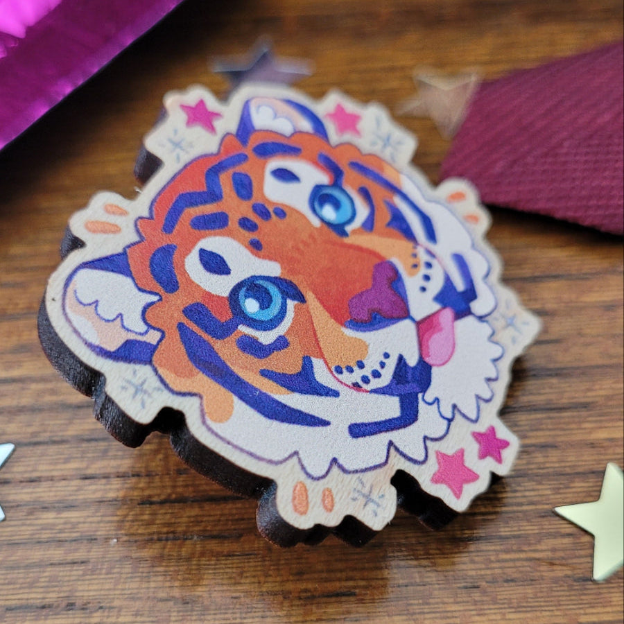 Tigre qui tire la langue- Pin's en Bois